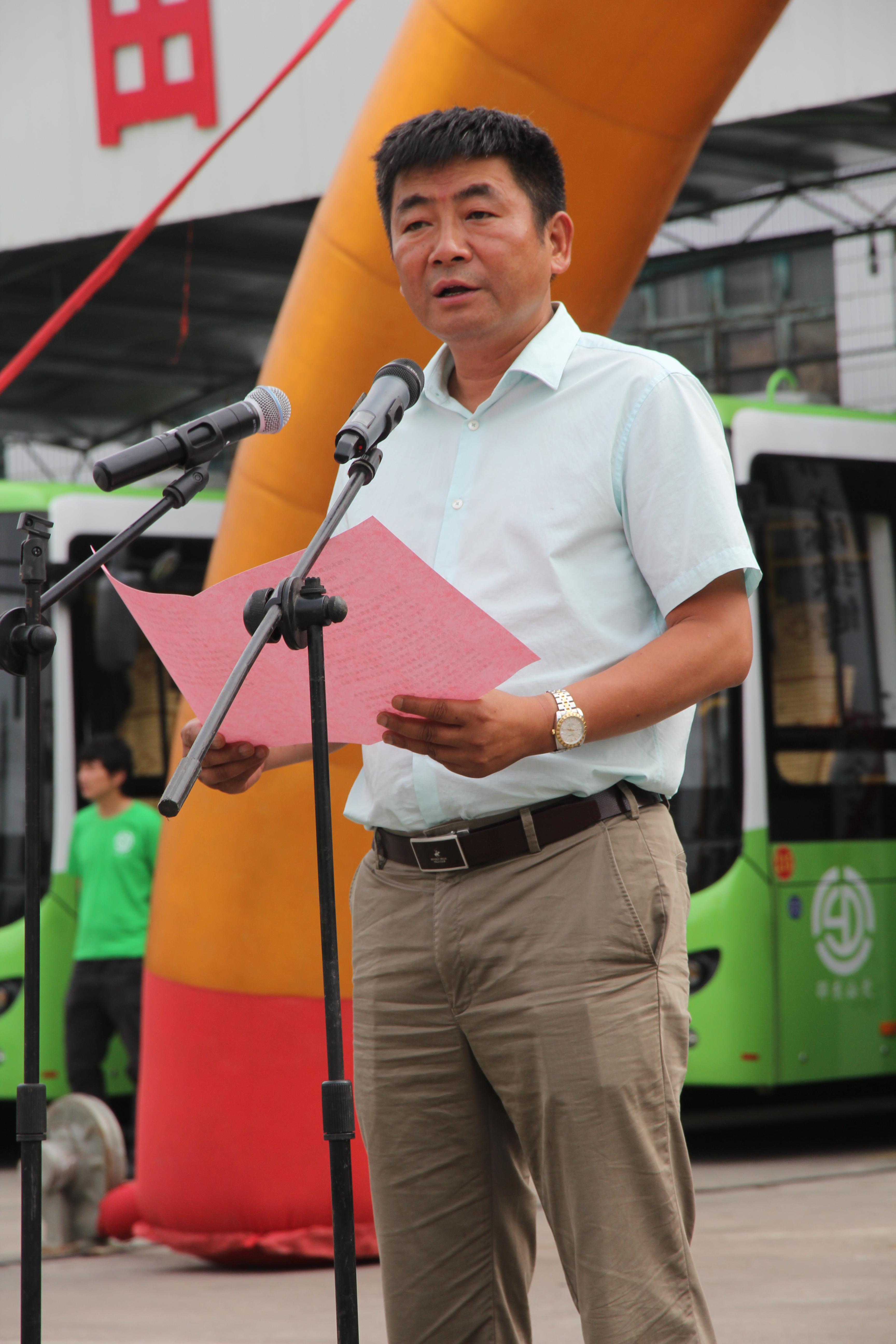 圖為純電動(dòng)公交車整裝待發(fā)。圖為市民在試乘純電動(dòng)公交車