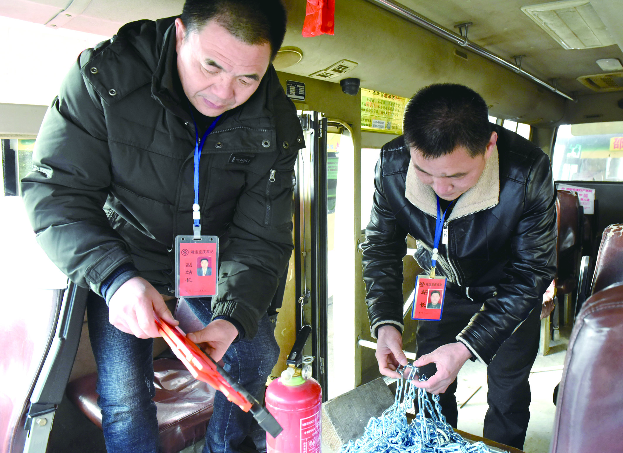 2月8日，市寶慶汽車站工作人員正在營運車上檢查應(yīng)急設(shè)施及器材是否齊全有效
