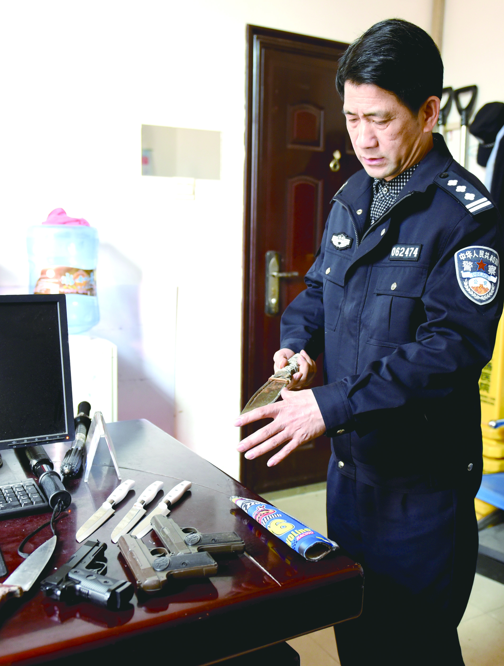 3月12日，邵東汽車西站警務(wù)室民警正在對所查獲的違禁品進(jìn)行清點
