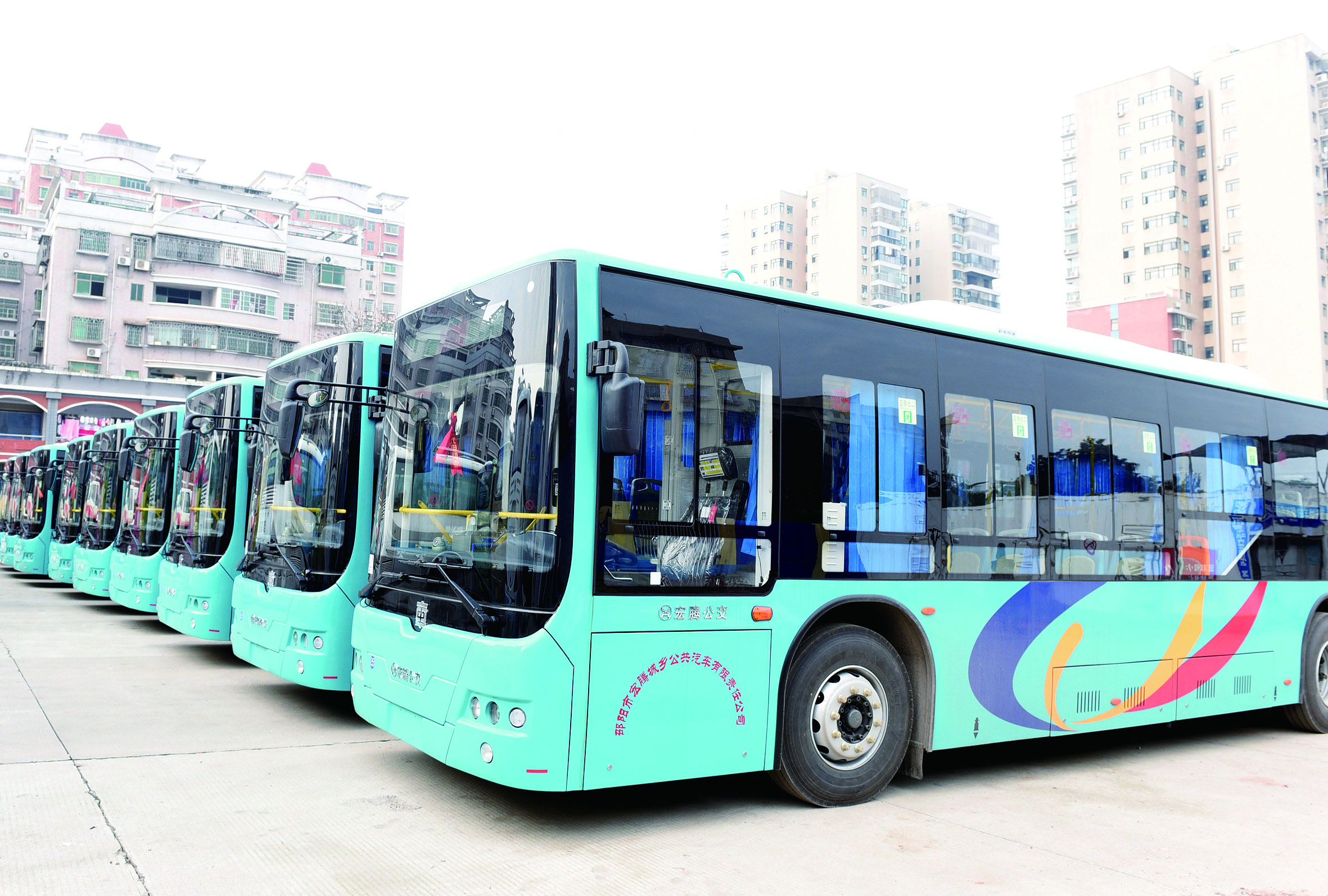 2月26日，筆者在宏騰城鄉(xiāng)公共汽車公司偌大的停車坪見到，其30輛公交車輛成一字型排列整裝待發(fā)。