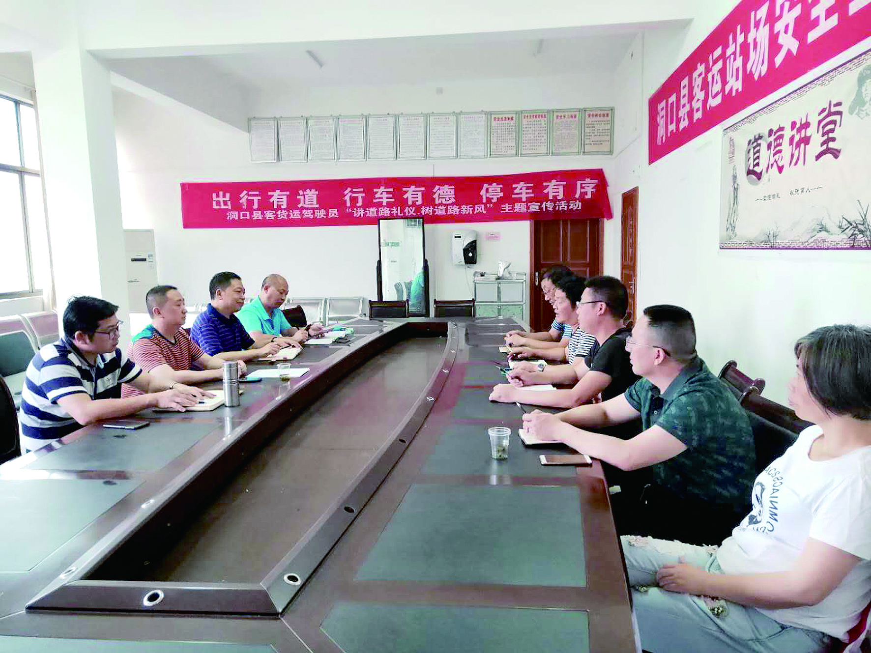6月12日至13日，集團公司董事、副總經(jīng)理唐新宇率辦公室、房產(chǎn)基建、企管部門負責(zé)人深入分公司就門面合同等事項進行核查和清理，并對門面經(jīng)營狀況調(diào)研。據(jù)悉，兩天時間核對門面合同144份。 ? 為切實加強企業(yè)內(nèi)部管理，集團公司決定對全司門面管理開展清理，成立集團公司門面清理領(lǐng)導(dǎo)小組以抓好此項工作。圖為唐新宇（左二）在洞口客運分公司部署相關(guān)工作。 祖冠 攝影報道