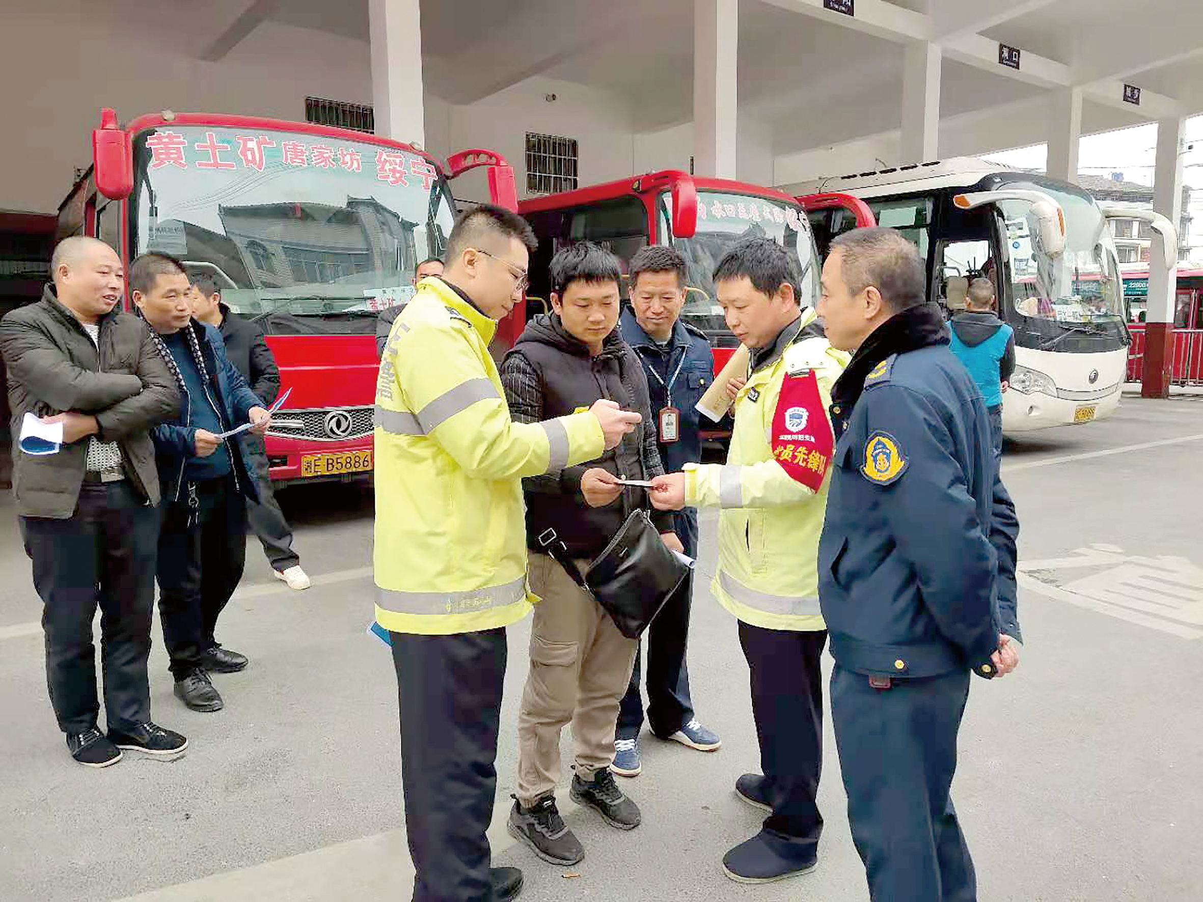 12月2日是全國交通安全日。當(dāng)天上午10時，綏寧分公司汽車總站舉行“知危險會避險、安全文明出行——關(guān)注農(nóng)村交通安全、暢行美麗鄉(xiāng)村”122交通安全日主題宣傳活動。 ? 此活動用生動的事例教育廣大從業(yè)人員樹立美麗鄉(xiāng)村安全暢行責(zé)任意識、服務(wù)意識，進一步增強廣大從業(yè)人員安全事故的防范意識、辨別意識，緊急避險應(yīng)急處理方法。 省高速交警綏寧大隊、綏寧縣運管所等負責(zé)人到活動現(xiàn)場進行指導(dǎo)。  劉永松