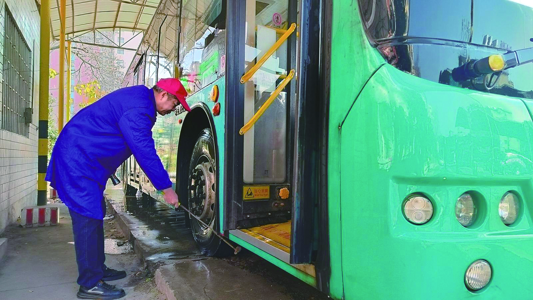 春運(yùn)首日，我司各汽車站以熱情服務(wù)—— 讓乘客臉上多一份笑容